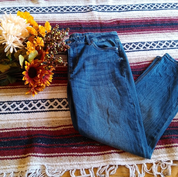 White House Black Market Denim - *224 White House Black Market The Slim Crop